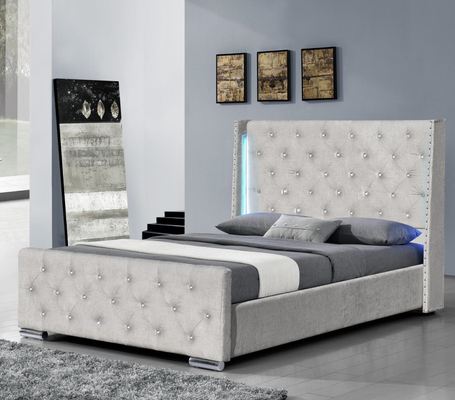 Khung giường bọc nệm màu xám cỡ King có cánh chần lại với đầu trang trí