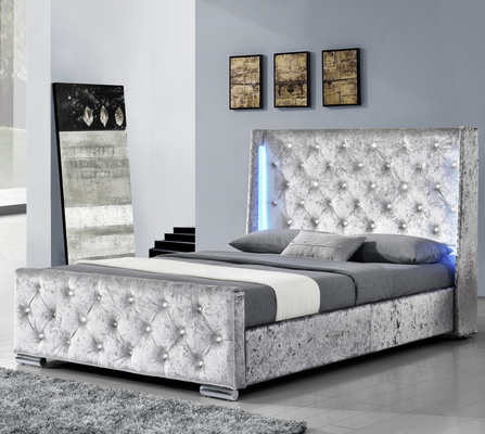 Khung giường bọc nệm màu xám cỡ King có cánh chần lại với đầu trang trí