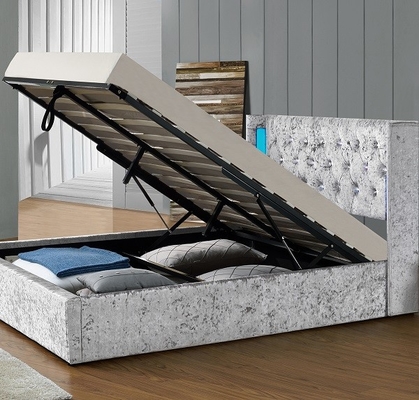 Các nhà sản xuất giường bọc vải nhung màu xám nghiền với các nút LED và pha lê