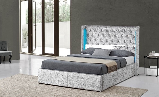 Các nhà sản xuất giường bọc vải nhung màu xám nghiền với các nút LED và pha lê