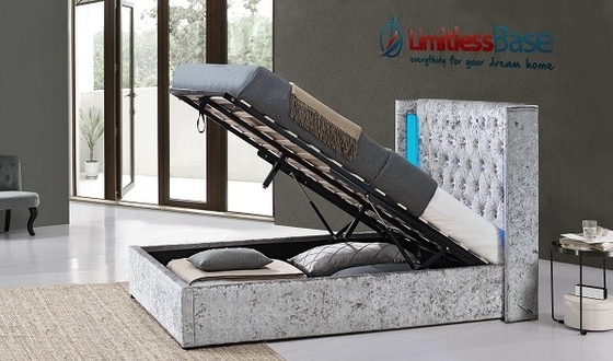 Các nhà sản xuất giường bọc vải nhung màu xám nghiền với các nút LED và pha lê