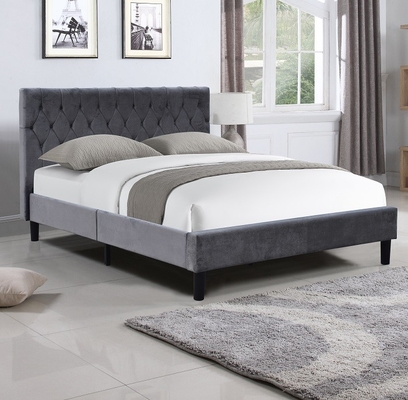 Khung giường bọc nệm màu xám cỡ Queen với các nút chần đầu giường