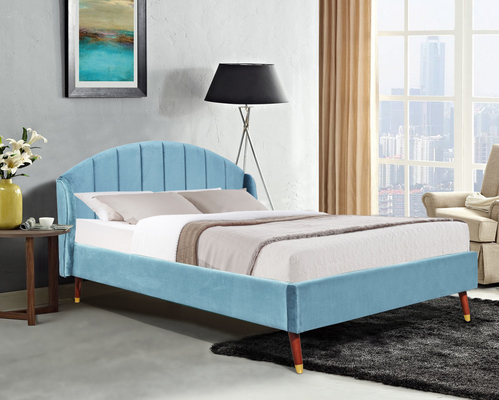 Giường cỡ King bọc nhung màu xanh với đầu giường tối giản
